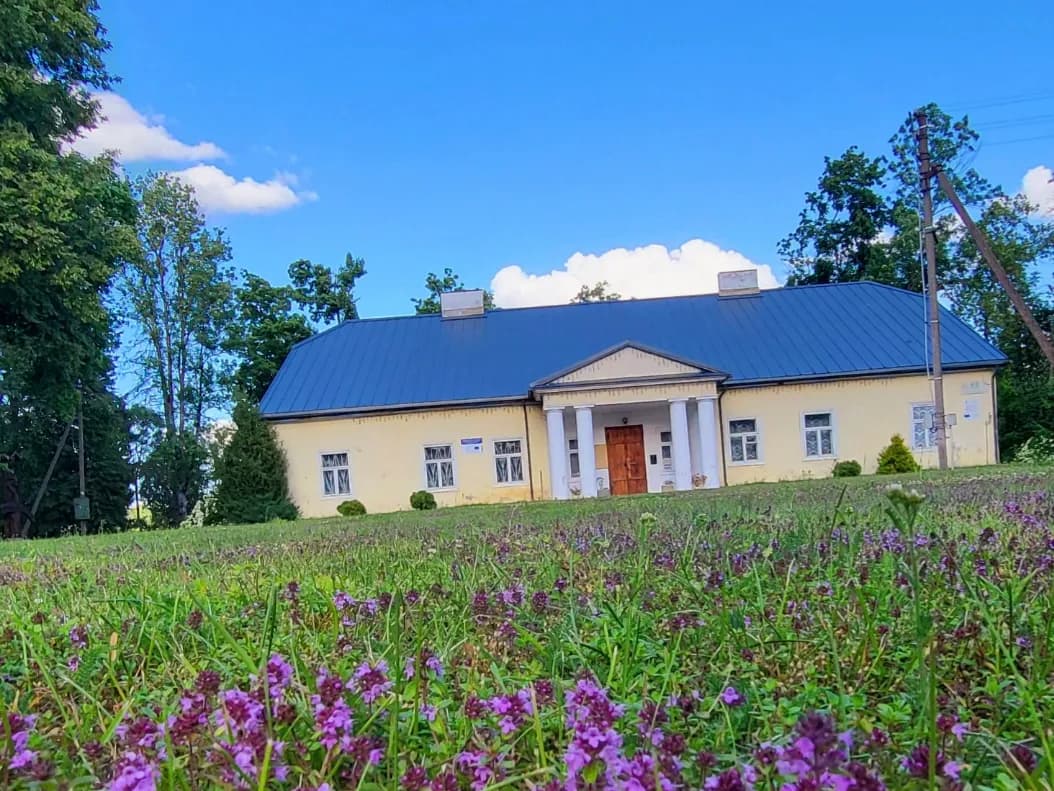 Šventupės dvaras už žydinčios čiobrelių pievos, fotografuota nuo žemės